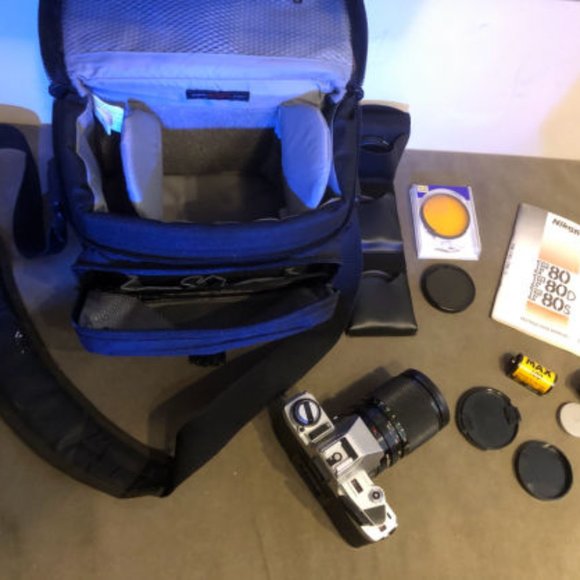 Minolta X-370 (35mm) SLR Film Camera w/ Case & 5-Lens Filters - Picture 1 of 8